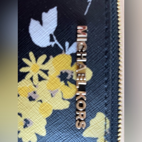 Small Michael Kors zippered wallet-let - Picture 3 of 4